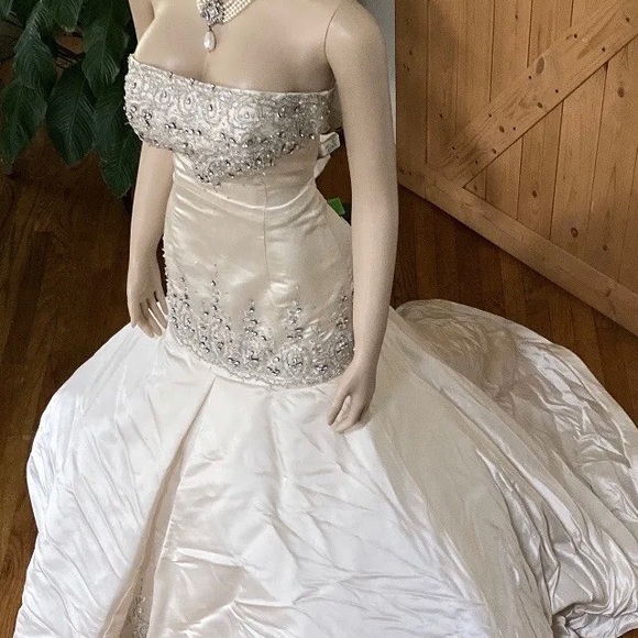 Mermaid sleeveless Silk wedding Dress with Swarovski Crystals BEAUTIFUL!! - Picture 10 of 12